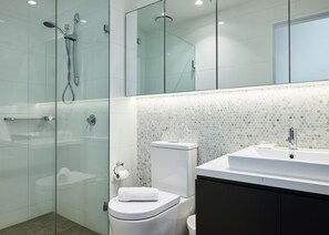 Deluxe Apartment, 2 Bedrooms, City View | Bathroom