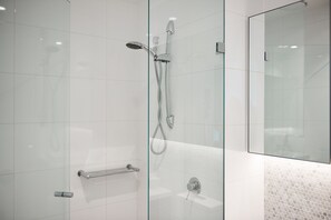 Căn hộ Deluxe, 2 phòng ngủ, quang cảnh thành phố | Phòng tắm | Buồng tắm vòi sen, khăn tắm, giấy vệ sinh 