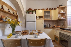 Fridge, oven, coffee/tea maker, electric kettle
