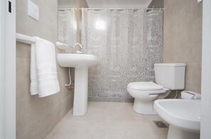 Standard Apartment | Bathroom | Shower, bidet, towels, toilet paper - WX9 Venezuela Apartment (Córdoba)