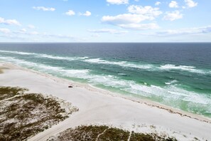 Una playa con arena y olas del océano.