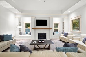 Smart TV, fireplace