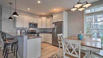 Fridge, microwave, stovetop, dishwasher