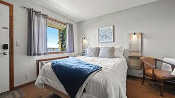 1 Queen Bed, River View, Upper Level | Premium bedding, laptop workspace, blackout drapes
