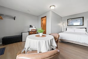 1 Queen Bed, River View, Upper Level | Premium bedding, laptop workspace, blackout drapes - Eagle View Motel & Retreat (Guttenberg)