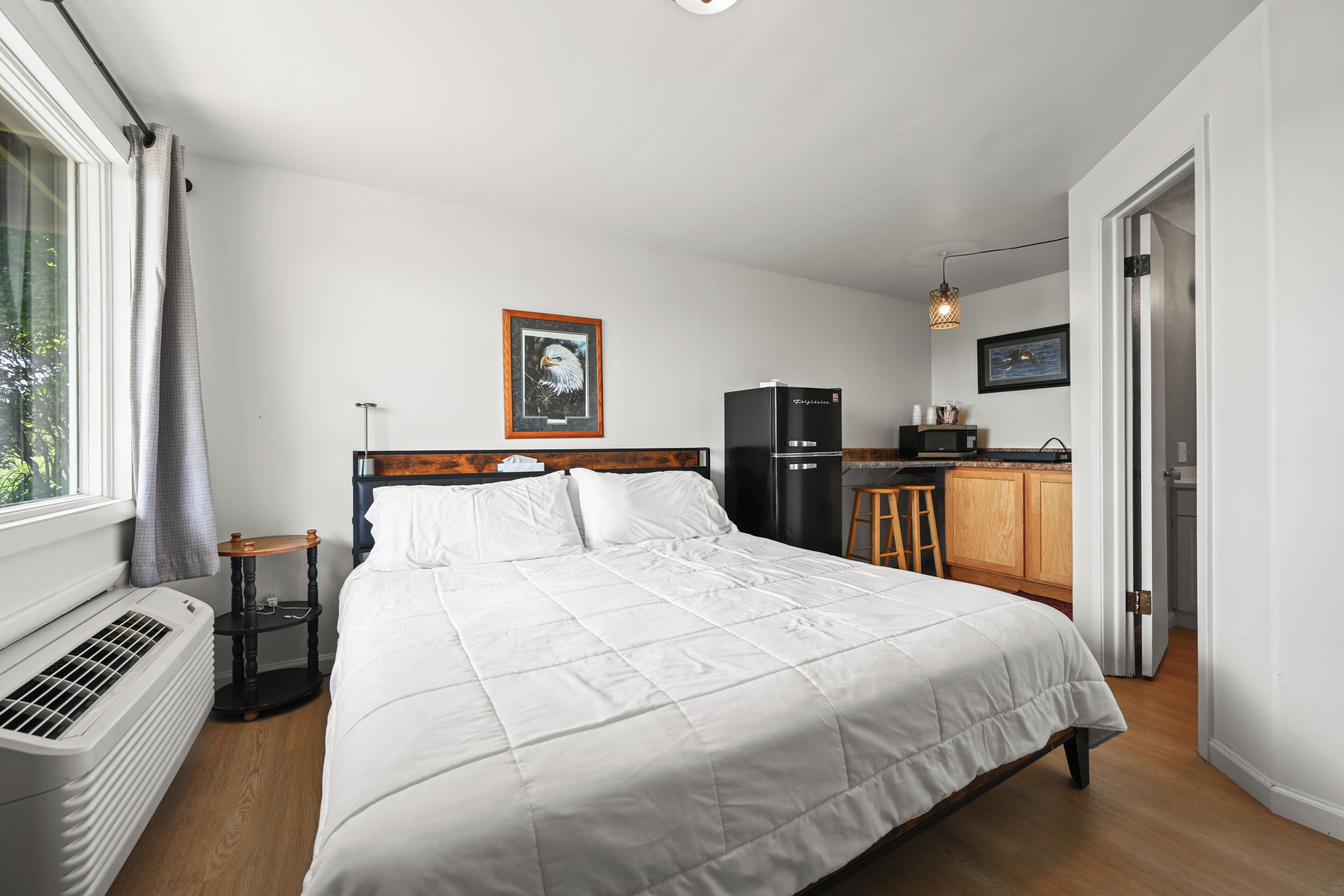 Quarto standard, 1 cama King, vista para o rio | Roupas de cama premium, espaço de trabalho para notebook