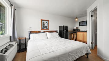 Quarto standard, 1 cama King, vista para o rio | Roupas de cama premium, espaço de trabalho para notebook
