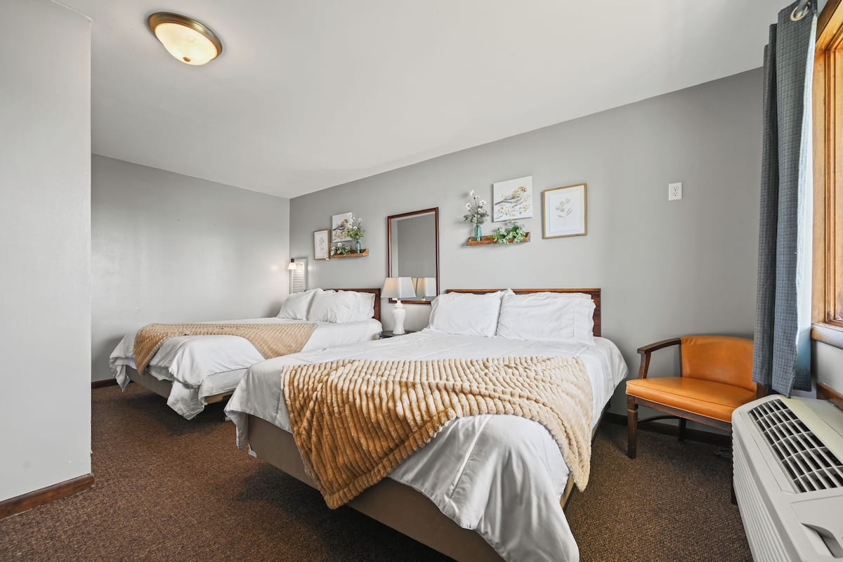 Deluxe Double Room, 2 Queen Beds | Ropa de cama de alta calidad y espacio para trabajar con laptop