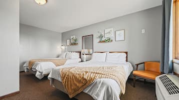 Deluxe Double Room, 2 Queen Beds | Roupas de cama premium, espaço de trabalho para notebook