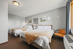 2 Queen Beds, River View, Upper Level | Premium bedding, laptop workspace, blackout drapes - Eagle View Motel & Retreat (Guttenberg)
