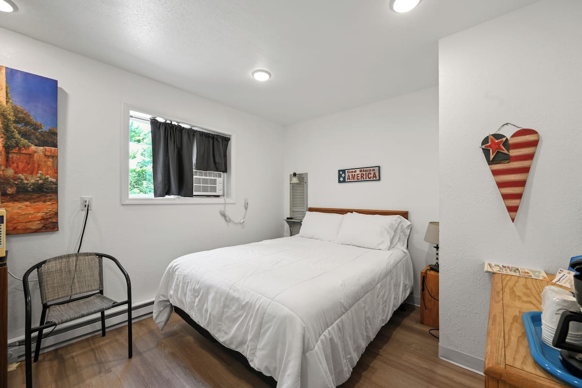 Habitación estándar, 1 cama Queen size | Ropa de cama de alta calidad y espacio para trabajar con laptop