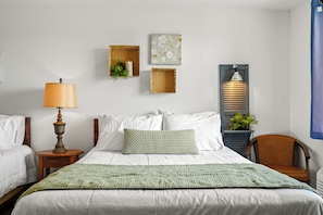 2 Queen Beds, River View, Ground Level | Premium bedding, laptop workspace, blackout drapes - Eagle View Motel & Retreat (Guttenberg)