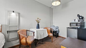 Standardzimmer, 1 Queen-Bett, Flussblick | Hochwertige Bettwaren, individuell dekoriert, individuell eingerichtet