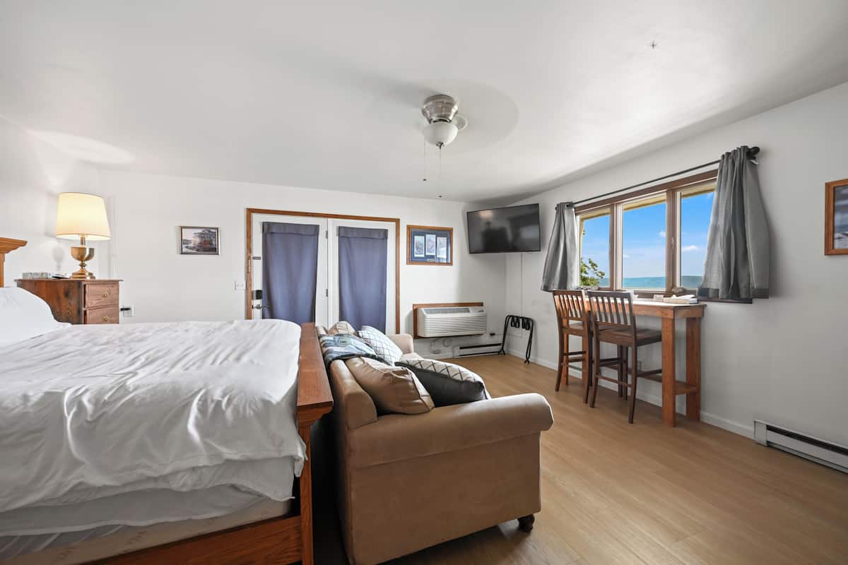 Habitación ejecutiva, 1 cama King size y sofá cama, vista al río | Ropa de cama de alta calidad y espacio para trabajar con laptop