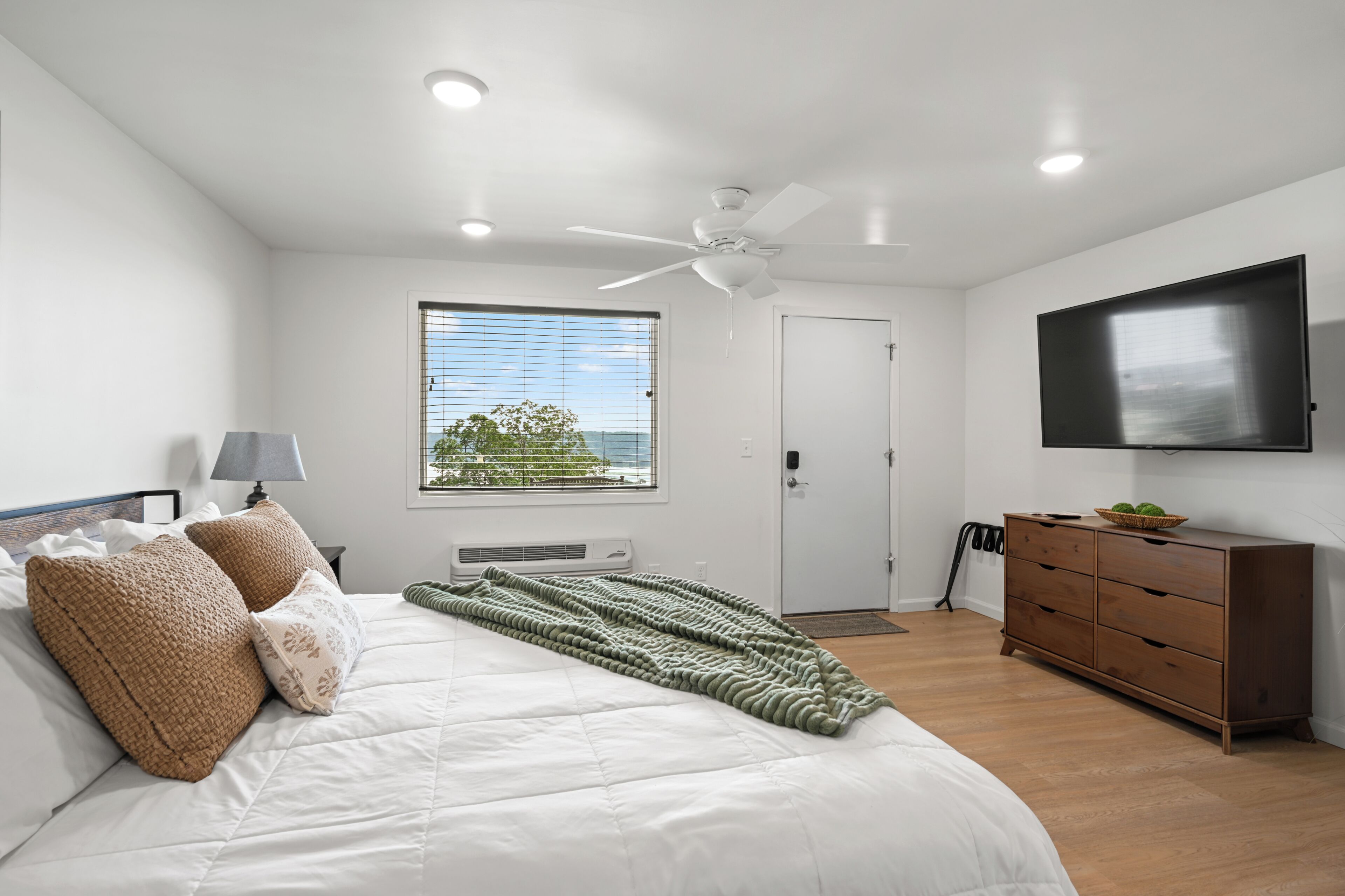 1 Queen Bed, River View, Ground Level