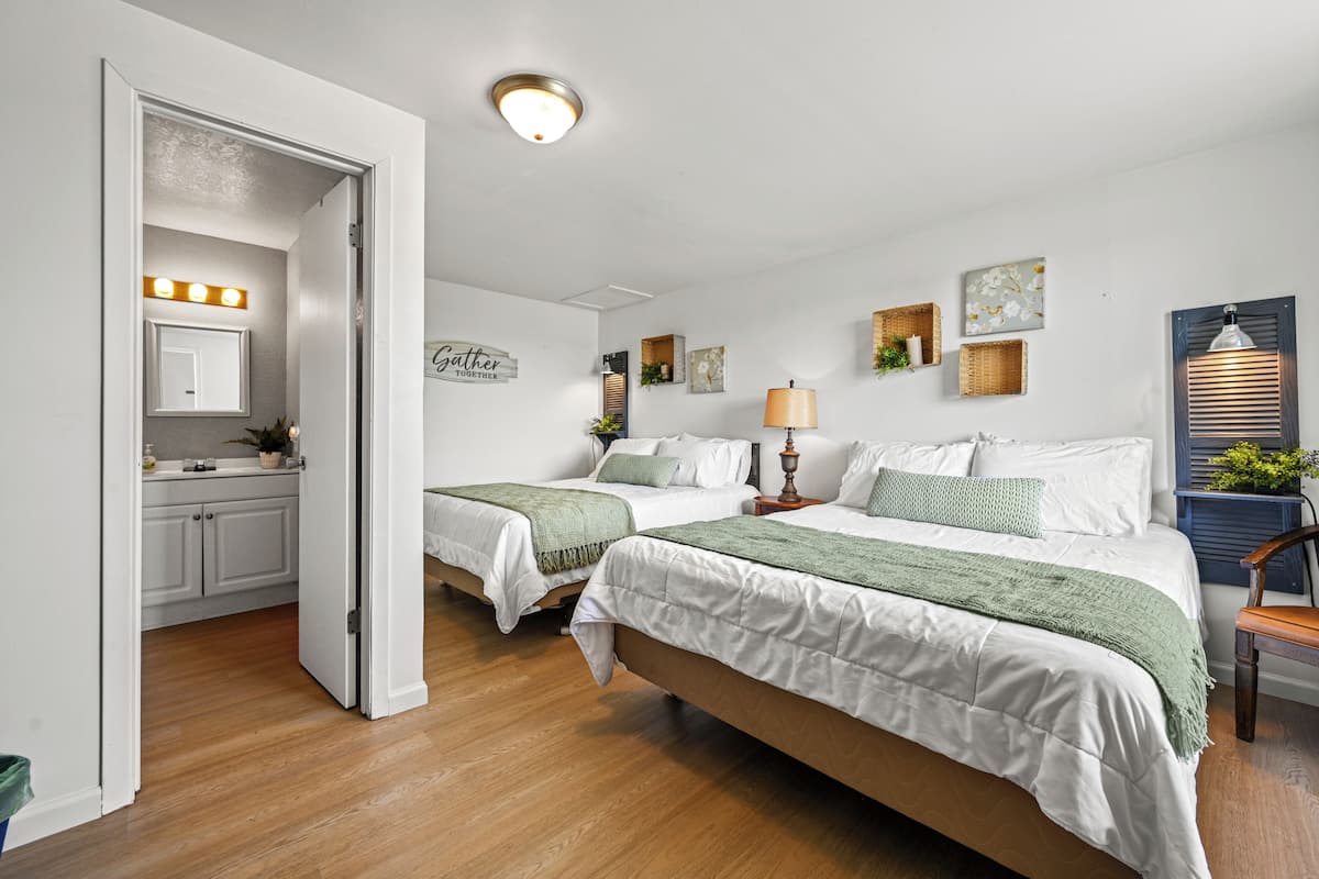 Habitación Deluxe, 2 camas Queen size, vista al río | Ropa de cama de alta calidad y espacio para trabajar con laptop