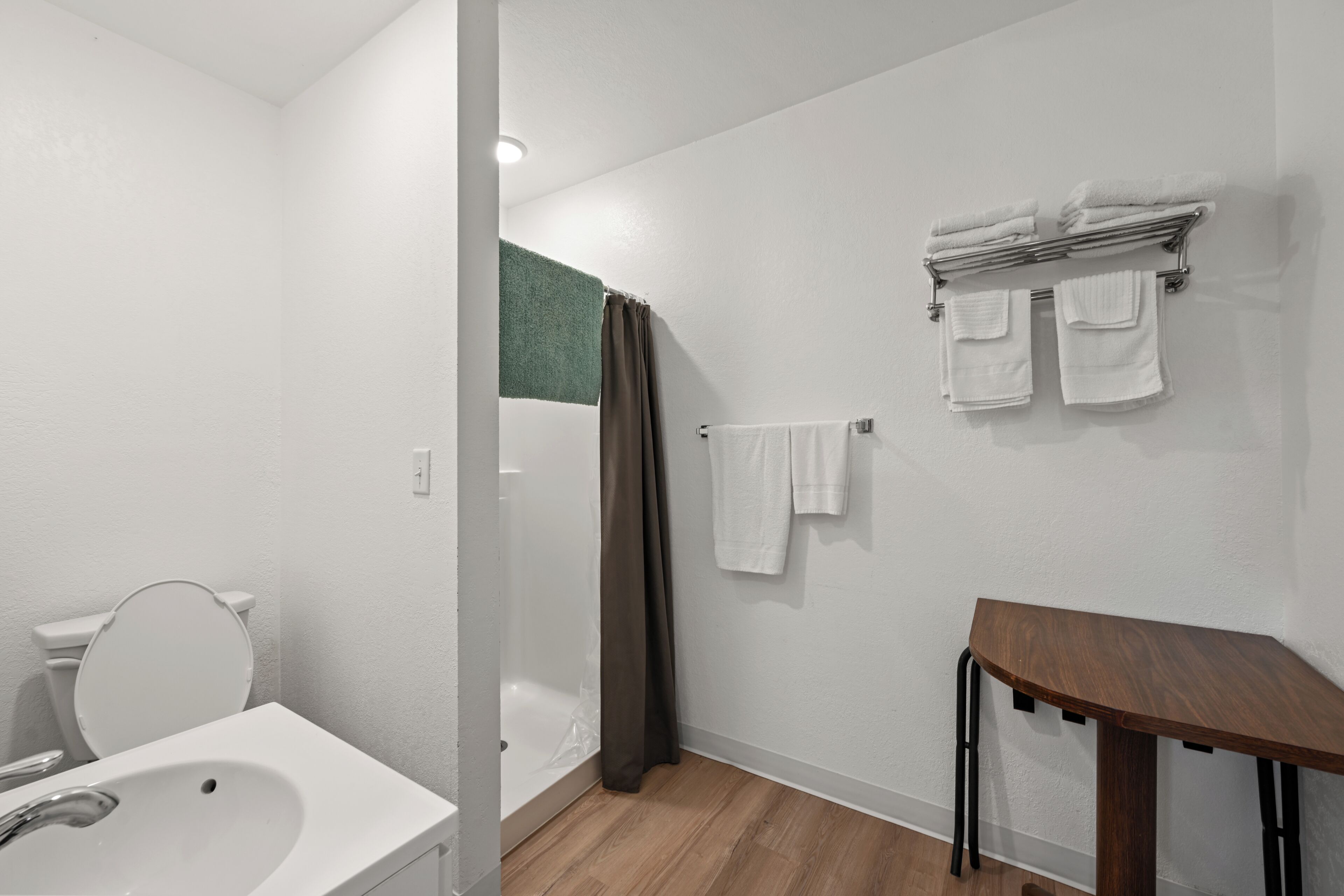 Chambre Standard, 1 grand lit | Salle de bain | Séchoir à cheveux, serviettes fournies, savon, shampooing