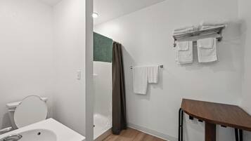 Chambre Standard, 1 grand lit | Salle de bain | Séchoir à cheveux, serviettes fournies, savon, shampooing