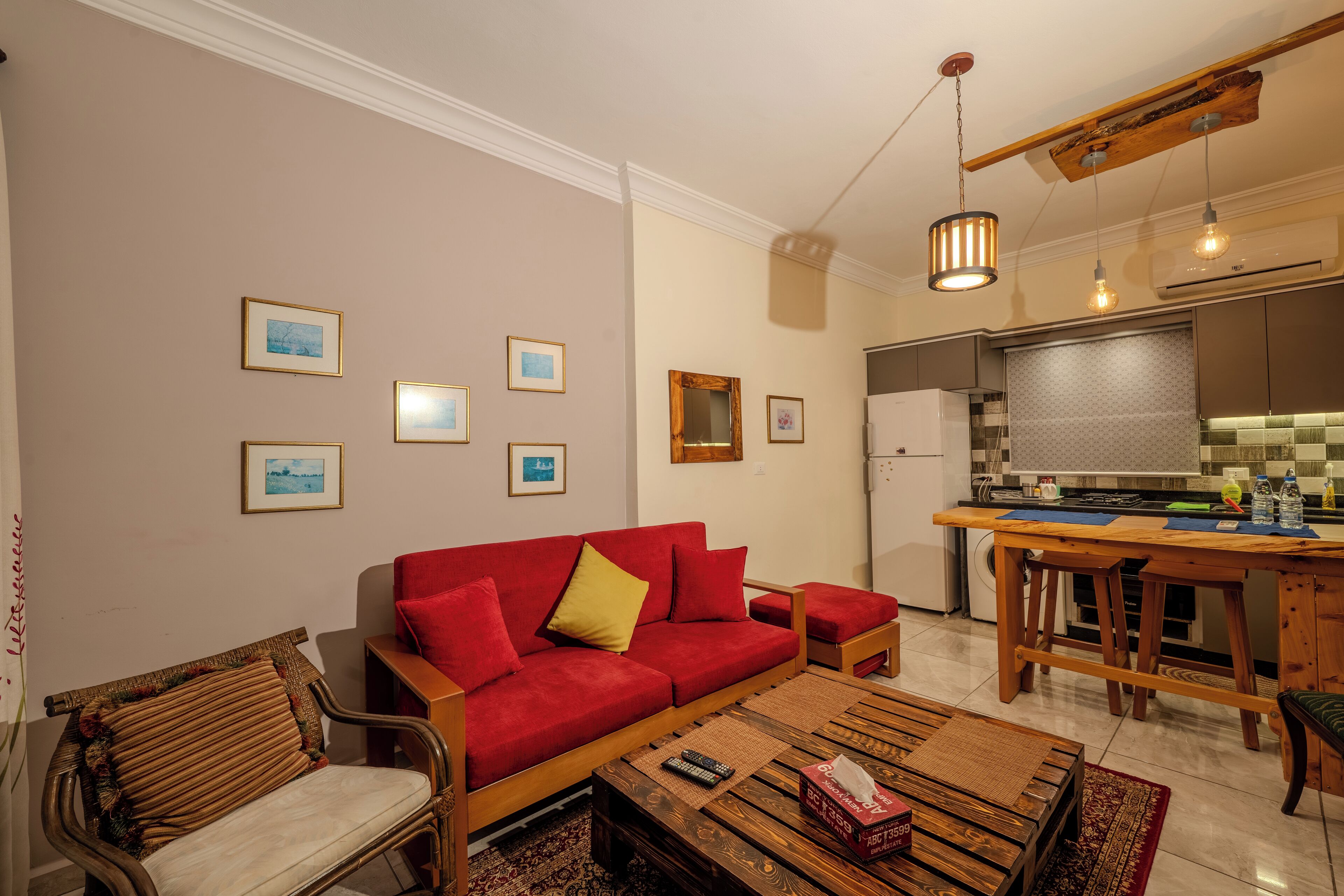 Apartment 3 | Wohnbereich | 42-Zoll-Smart-TV mit Satellitenempfang, Fernseher, Netflix