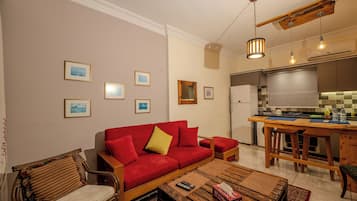 Apartment 3 | Wohnbereich | 42-Zoll-Smart-TV mit Satellitenempfang, Fernseher, Netflix