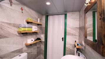 Apartment 2 | Bathroom | Shower, rainfall showerhead, free toiletries, towels