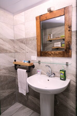 Apartment 2 | Wastafel kamar mandi