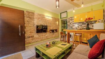 Apartment 2 | Wohnbereich | 42-Zoll-Smart-TV mit Satellitenempfang, Fernseher, Netflix