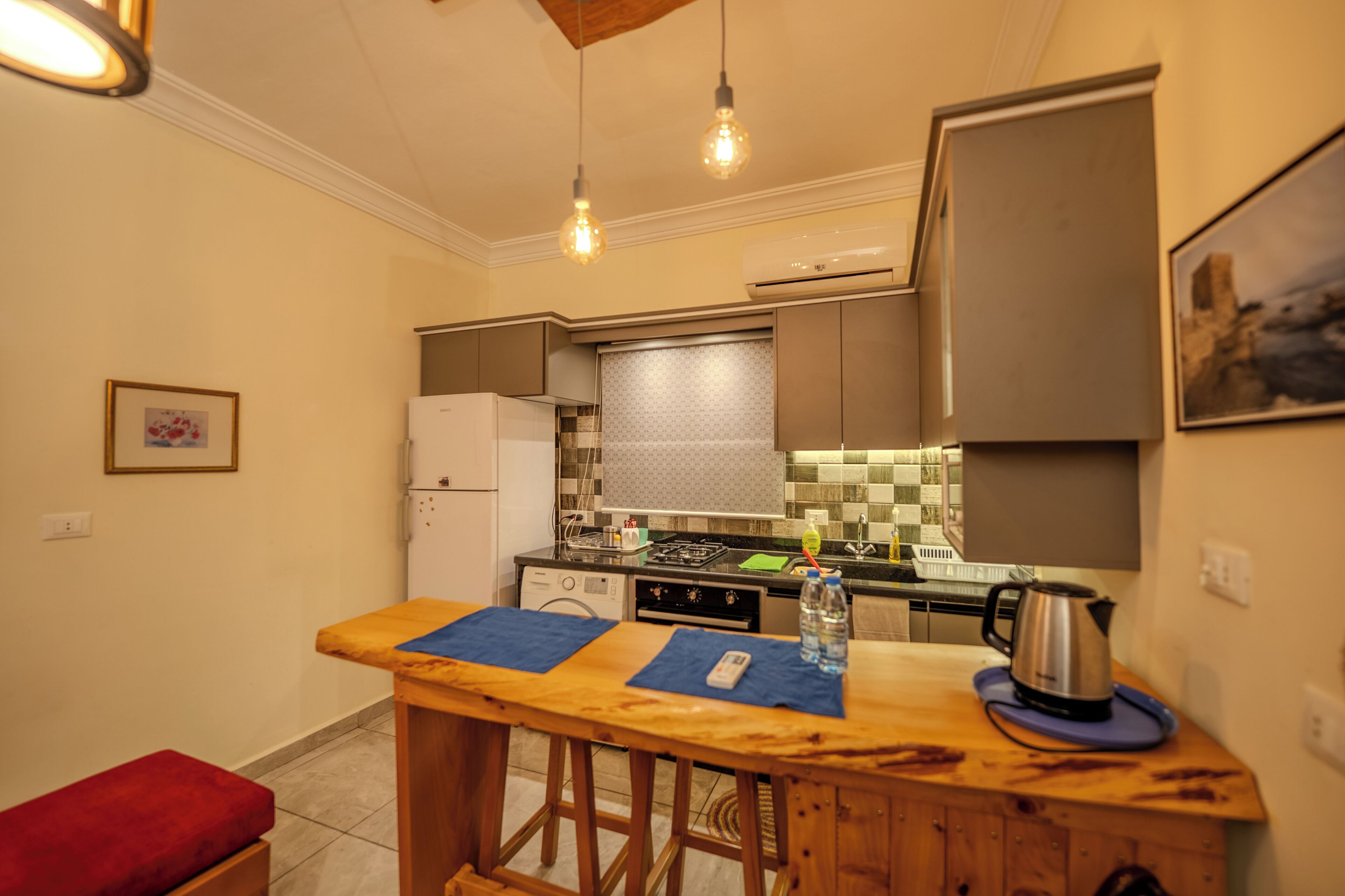 Apartment 3 | Cucina privata | Frigorifero con congelatore, microonde, piano cottura