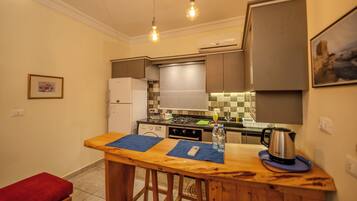 Apartment 3 | Cucina privata | Frigorifero con congelatore, microonde, piano cottura