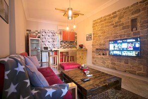 Lemari es besar, microwave, kompor, dan mesin pembuat kopi/teh