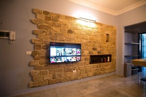 Apartament | Sala d'estar | Televisor intel·ligent de 42 polzades amb canals per satèl·lit