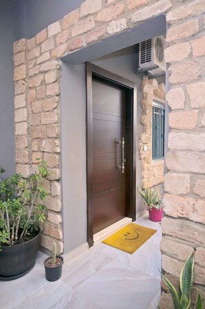 Apartment 2 | Artículos del minibar gratis y decoración personalizada 