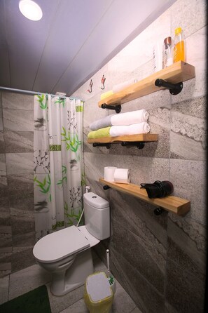 Apartment 2 | Kamar mandi | Shower, pancuran hujan, perlengkapan mandi gratis, dan handuk