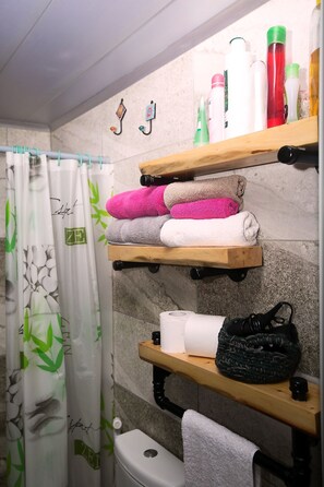 Apartment 1  | Bathroom | Shower, rainfall showerhead, free toiletries, towels - InnTown (Tyre)