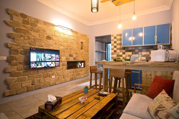 Apartment 1  | Ruang keluarga | Smart TV 42-inci dengan saluran TV satelit, TV, dan Netflix