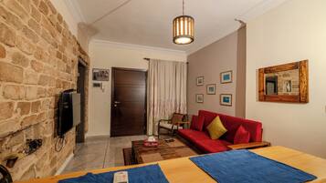 Apartment 3 | Wohnbereich | 42-Zoll-Smart-TV mit Satellitenempfang, Fernseher, Netflix