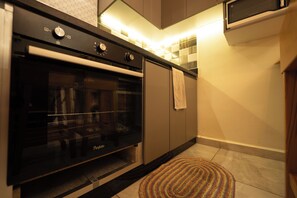 Apartment 3 | Eigene Küche | Großer Kühlschrank, Mikrowelle, Herdplatte