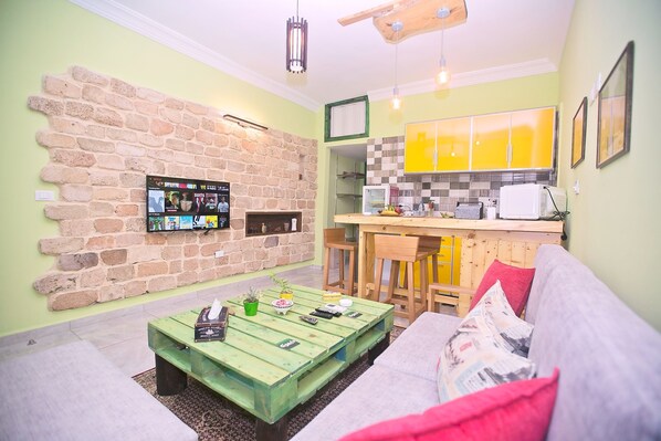 Apartment 2 | Cocina privada | Refrigerador con congelador, microondas y parrilla de estufa 