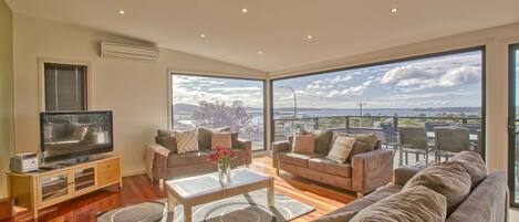 House, 5 Bedrooms | Living area | Flat-screen TV, DVD player