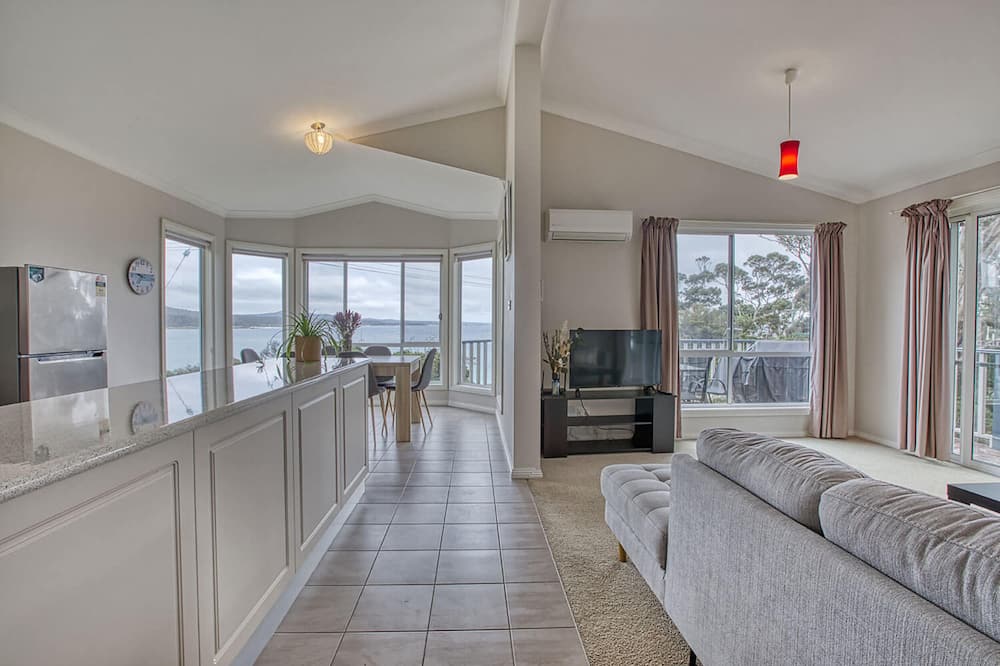 Front Row Beachfront - Jeanneret Beach