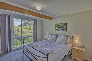 House, 3 Bedrooms | 3 bedrooms, iron/ironing board, free WiFi, bed sheets - Cockatoo Cabin (Binalong Bay)
