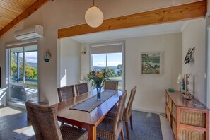 House, 3 Bedrooms | Dining room - Cockatoo Cabin (Binalong Bay)