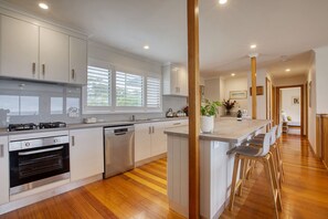 4 Bedroom House with Tribunk | Private kitchen | Full-size fridge, microwave, oven, stovetop - Lazy Wave Beach House (Binalong Bay)