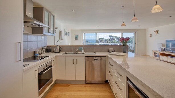 House, 3 Bedrooms | Private kitchen | Full-size fridge, microwave, oven, stovetop - Quarterdeck Apartment (Binalong Bay)