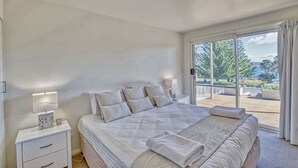 House, 3 Bedrooms | 3 bedrooms, iron/ironing board, bed sheets - Quarterdeck Apartment (Binalong Bay)