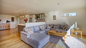 House, 3 Bedrooms | Living area | Flat-screen TV, DVD player - Quarterdeck Apartment (Binalong Bay)