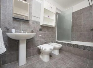 Apartment, Stadtblick | Badezimmer