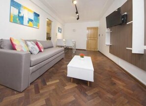 Apartment, Stadtblick | Wohnbereich
