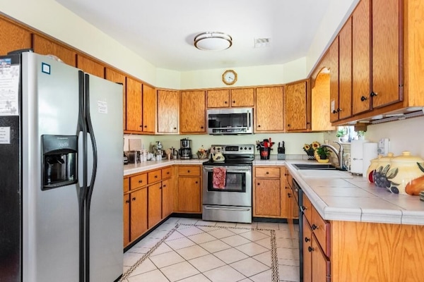 Frigorifero, microonde, forno, piano cottura