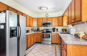 Fridge, microwave, oven, stovetop - Upscale 1 STORY 3 Bd 2 Ba on BOURBON TRAIL Close to Town 4 Beds/3 XL Beds + Q/S (Bardstown)